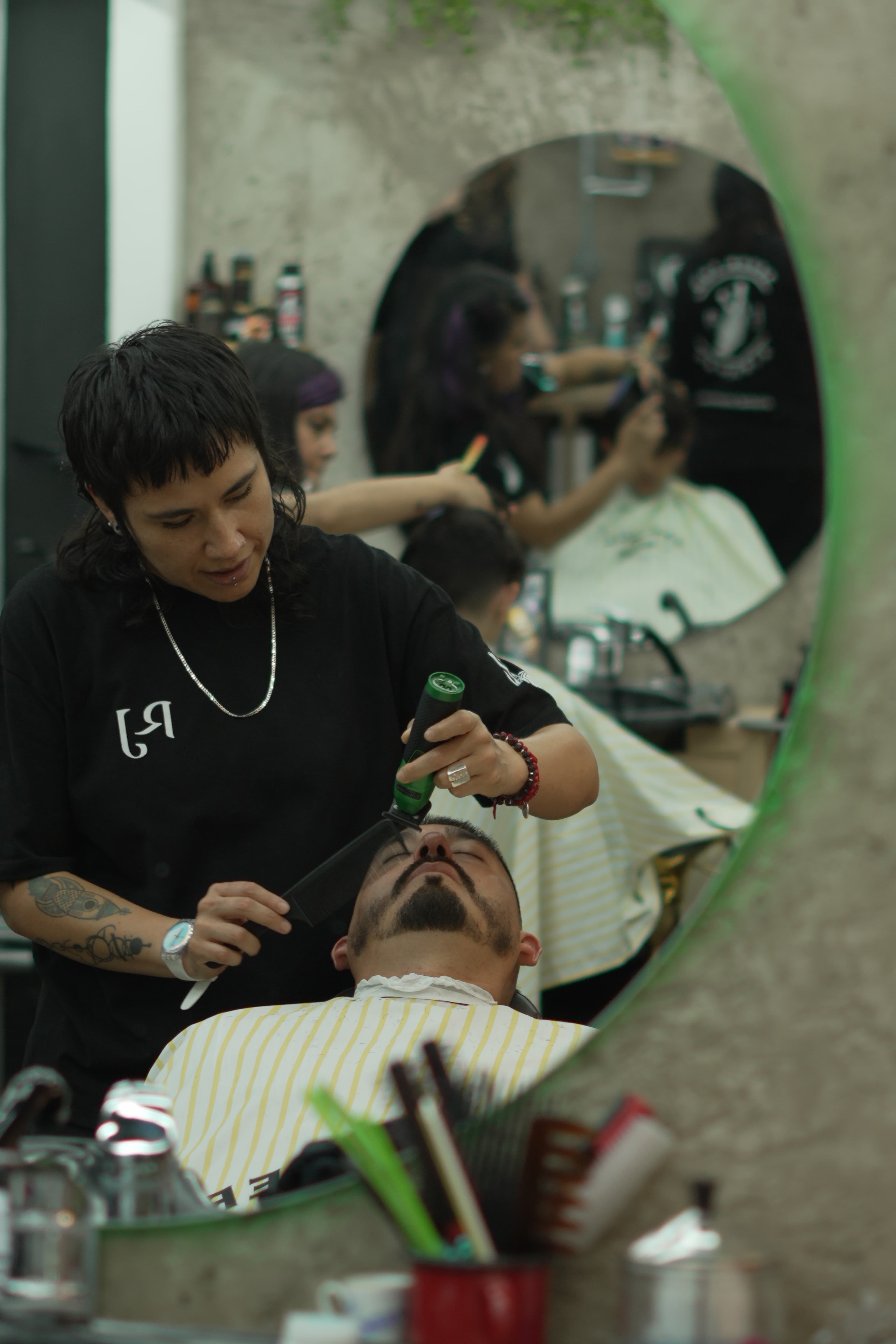 Corte de cabello masculino de precisión en RJ Cut House, barbería Barrio Italia
